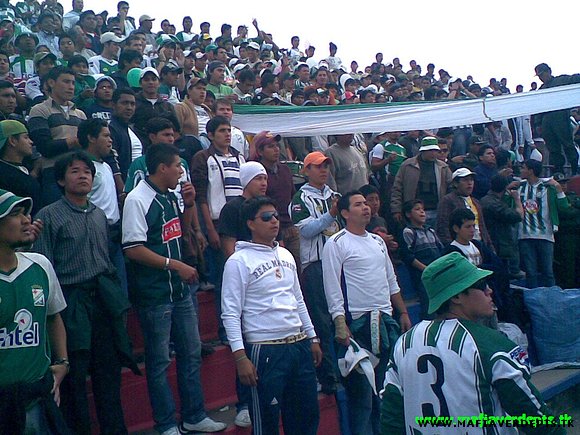 en la tribuna..