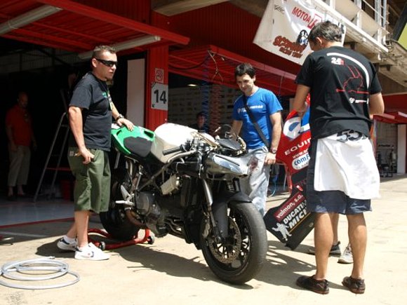 24 H. Montmeló 08. Preparando la moto