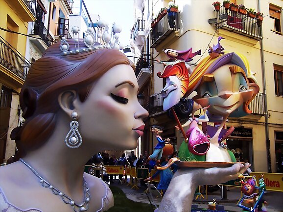 Fallas: Valencia ruge