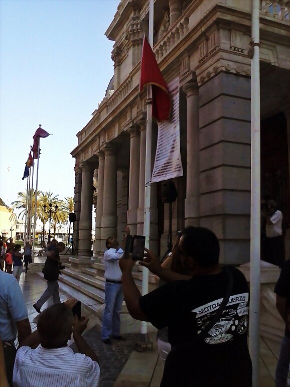 12 de Julio: Izada bandera roja