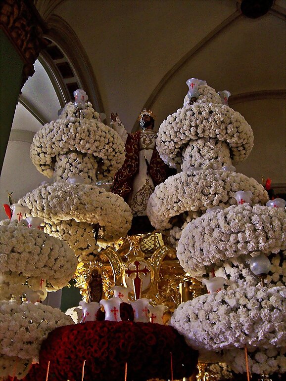 Luz y flor en la Semana Santa de Cartagena