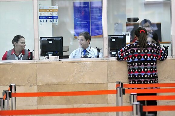oficios que desaparecen: empleado de banca