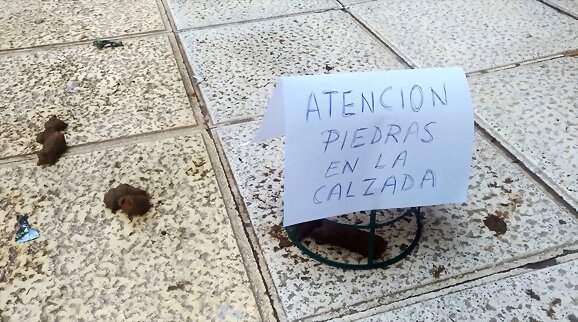 Piedras en la acera