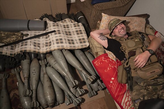Un arsenal bajo la almohada.
