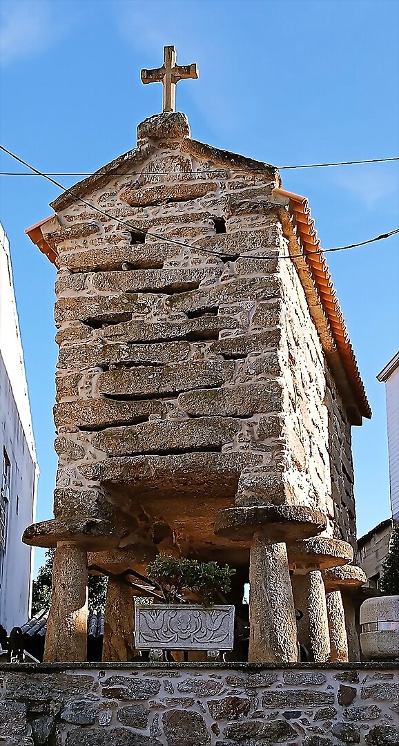 Paisaje de hórreos y cruceiros