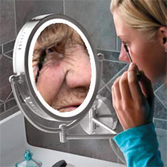 Mujer peinándose