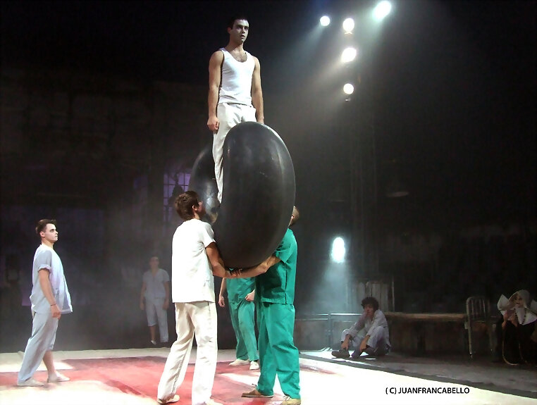 Troupe Ceban  acrobatas sobre neumaticos
