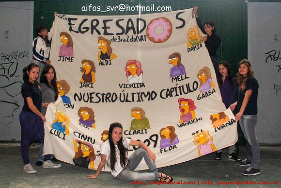 Bandera de egresados y los chicos de San Martin