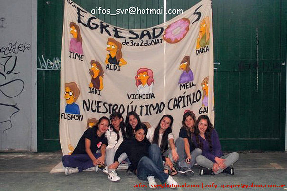 Bandera de egresados y los chicos de San Martin