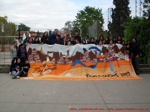 La Bandera de Egresados con sus dueños