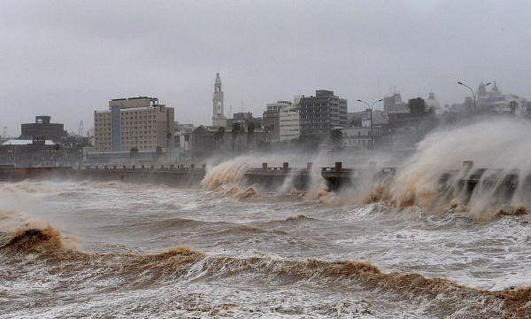 Montevideo  aguanta la sudestada ...