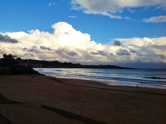 Martes. Torrecumulos en Santander...