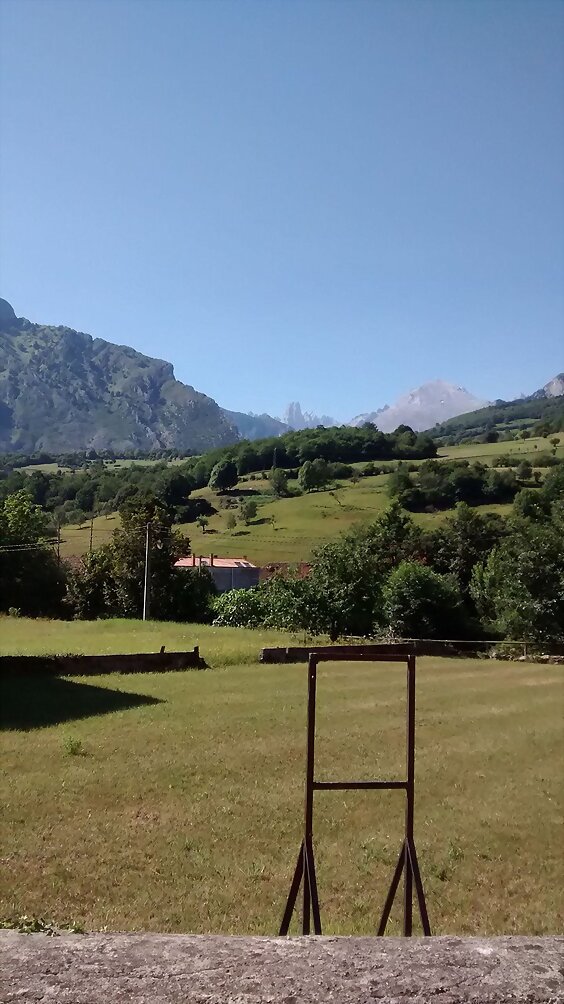 Paseando por Asturias( El Naranjo al fondo...)