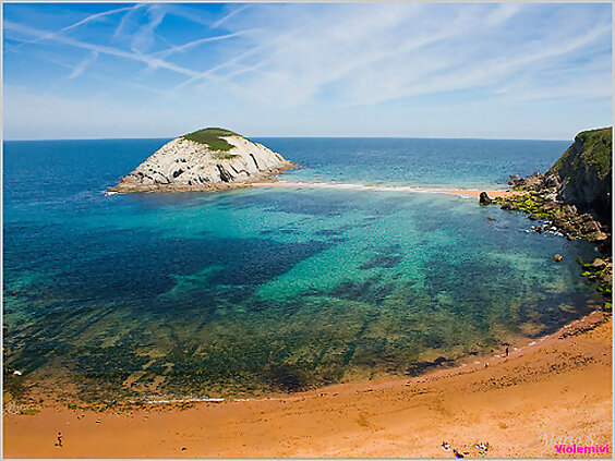 Playa de Covachos . Al fondo, la isla de Covachos