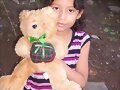 Maria mostrandonos su juguete