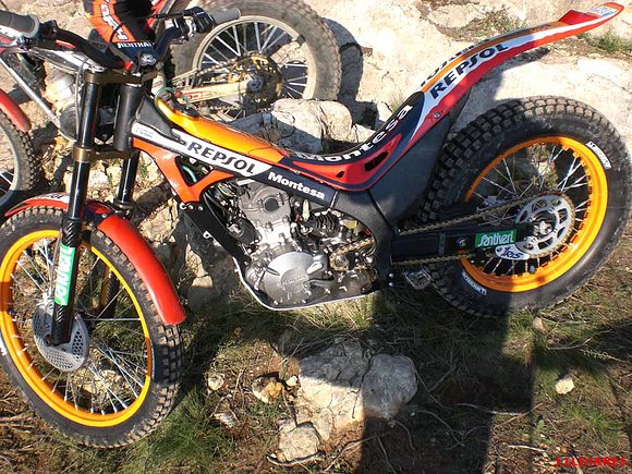 MOTO BOU