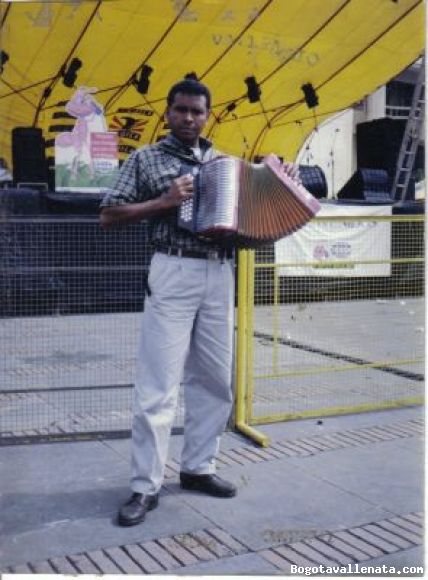 NELSON ARMESTO ECHAVEZ  - Con los pies sobre la ti