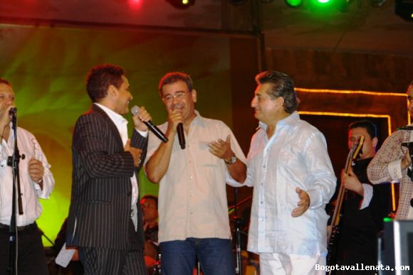 Jorge Celedon y un maestro en los Premios Luna