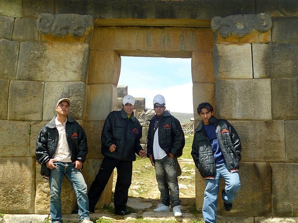 grupo original en las ruinas de huanucopampa