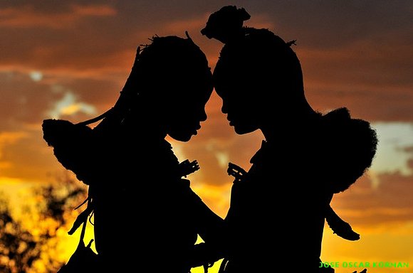 Pareja de mujeres Himba en Namibia, foto de Mauric