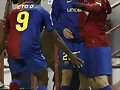 Hleb y Eto&#039;o felicitan a Messi durante el partido