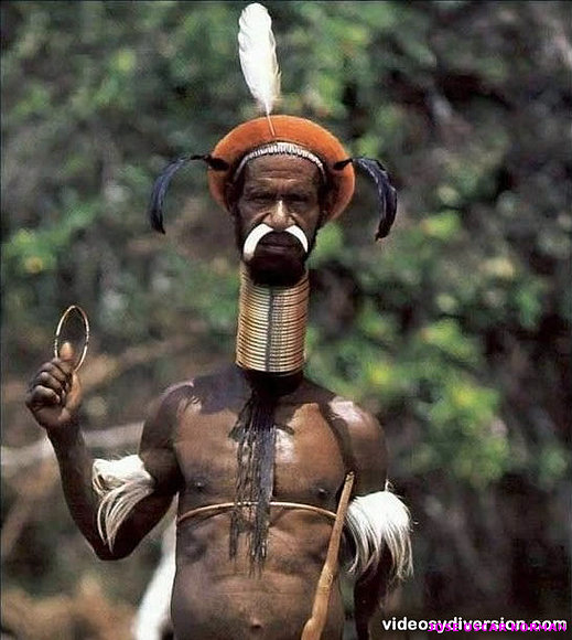 Este hombre es de cuello alzado