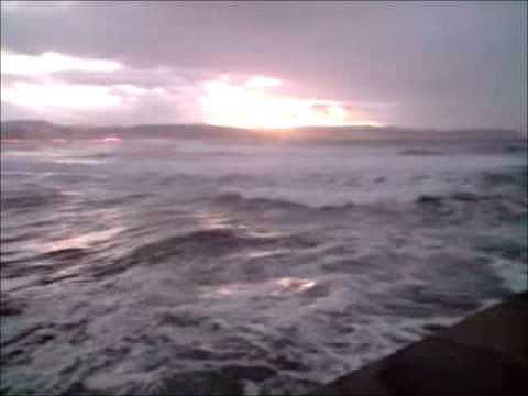 Espigon de san juan de nieva aviles,con mar fuerte