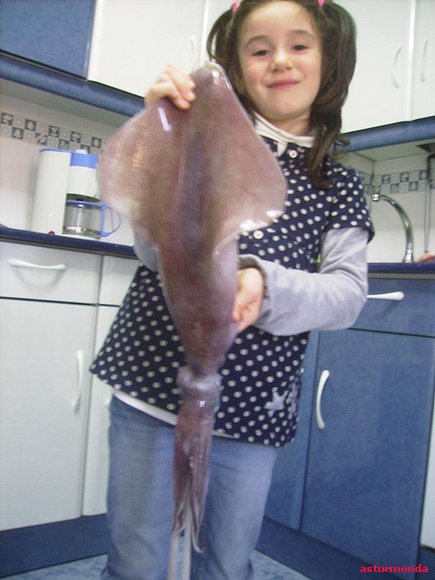mi niña con un calamar