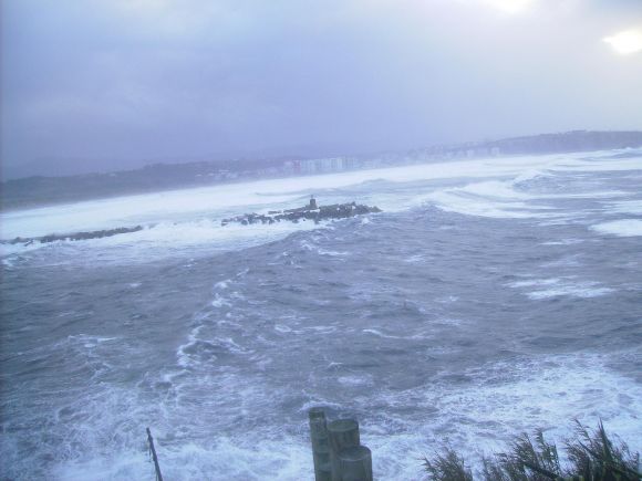 foto del espigon de san juan de nieva asturias.