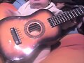 su primera guitarra