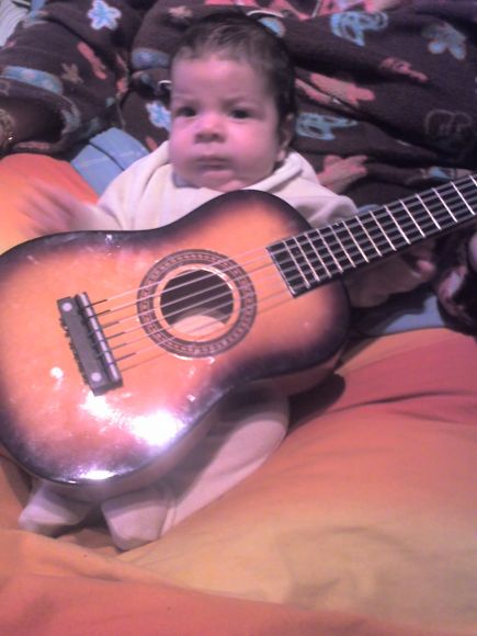 su primera guitarra