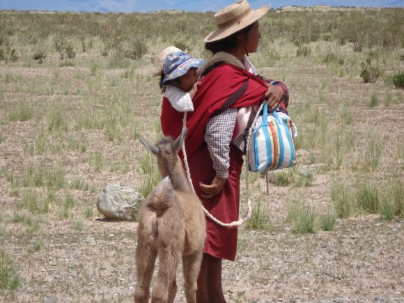 MELLIZAS Y MAMA CON LLAMITA JUJUY-ARGENTINA