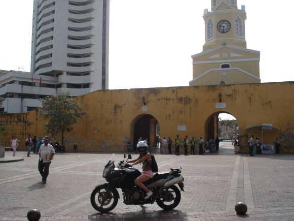 COLOMBIA  PUERTA DE LA CIUDAD AMURALLADA