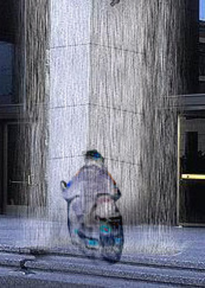 scooterista pasado por agua
