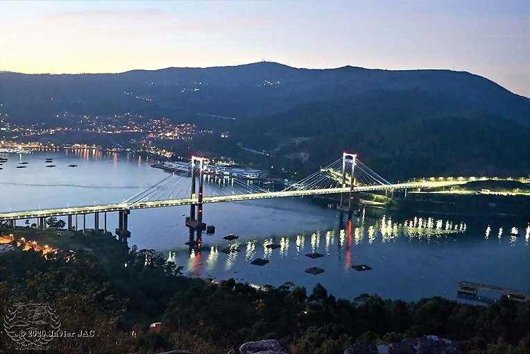 Ciudad de Vigo con su Ría y su puente