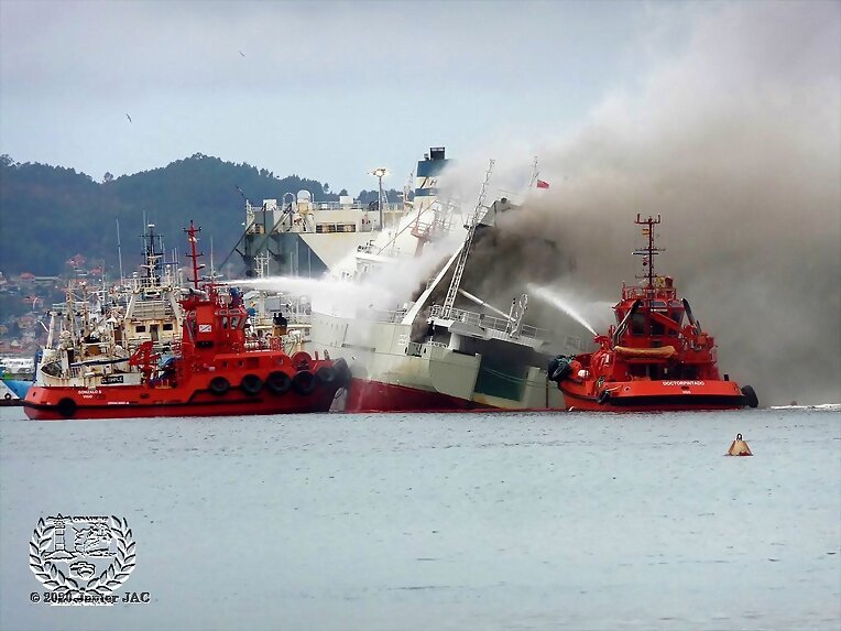 Gran Incendio en un pesquero de Vigo
