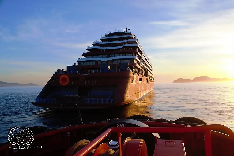 Partida del crucero Evrima de Vigo