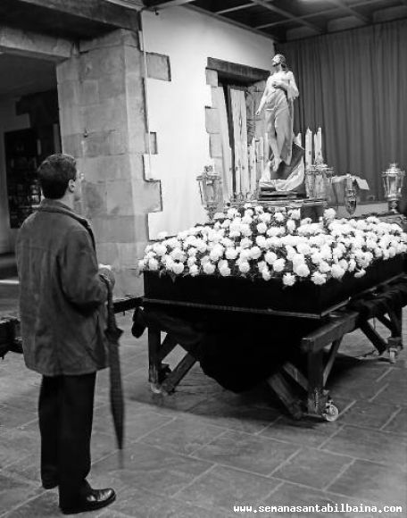 BILBAINO CONTEMPLANDO AL CRISTO RESUCITADO