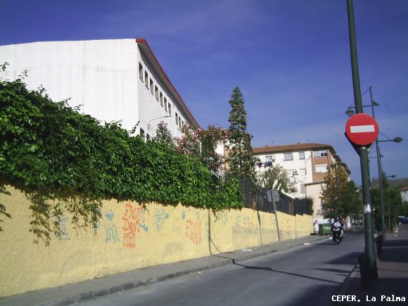 La espalda del colegio.