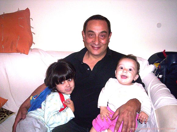 ABUELO MORGAN CON DOS NIETAS