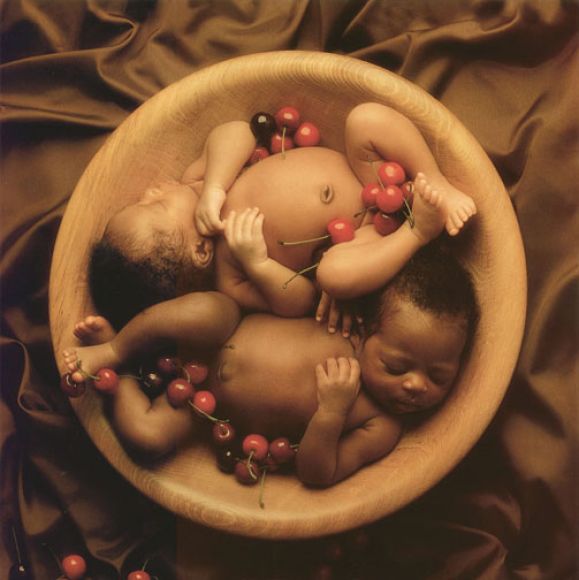 BEBES ENTRE CEREZAS...