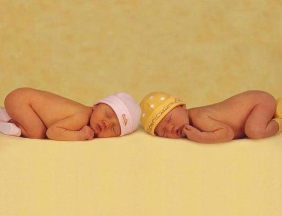 BEBES DORMIDOS FRENTE A FRENTE...