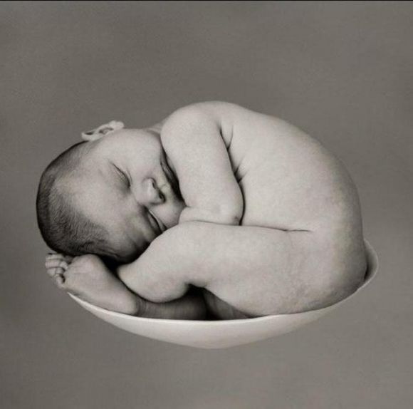 BEBE EN UN PLATO...