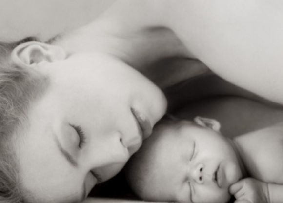 BEBE Y MAMA DURMIENDO...
