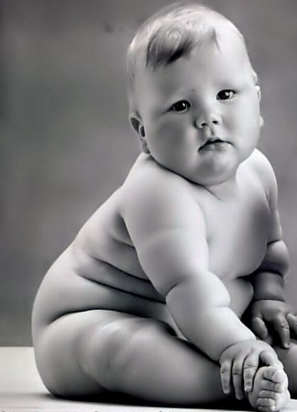 BEBE  MIRANDO...