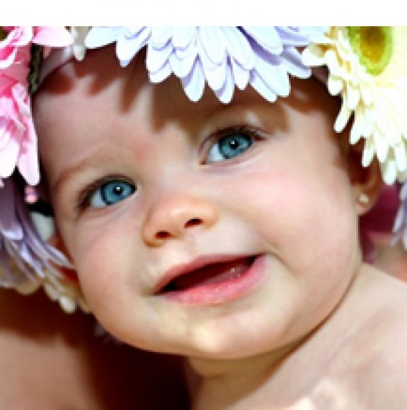 BEBA CON FLORES EN LA CABEZA...