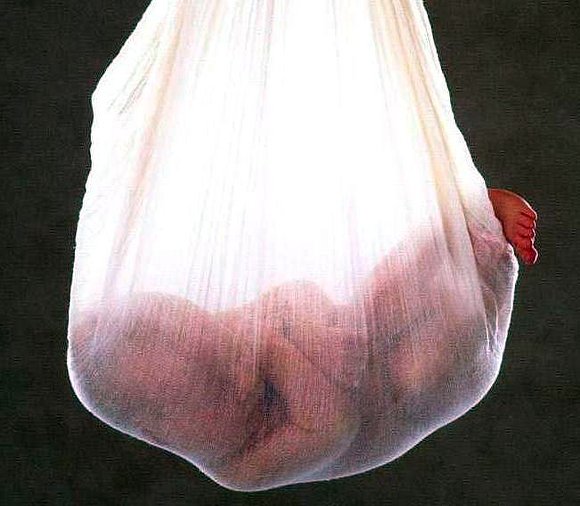 BEBÉ EN SACO TRANSPARENTE...