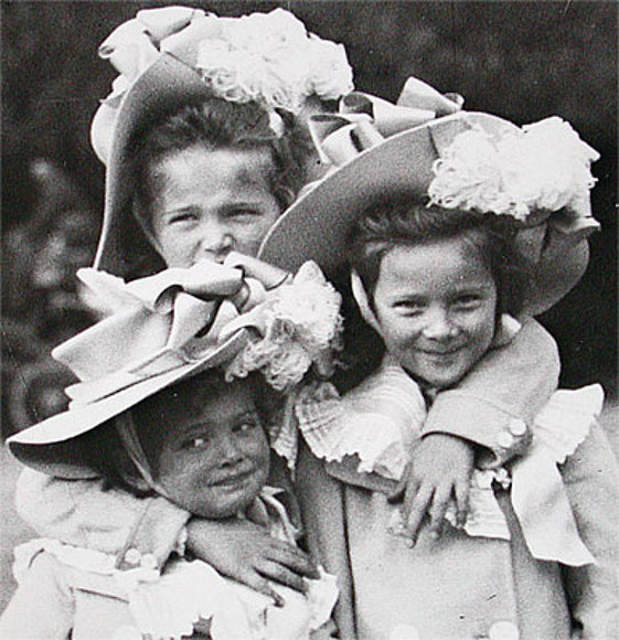 las hermanas mayores de Anastasia...