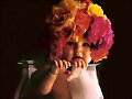 BEBE CON FLORES EN LA CABEZA...