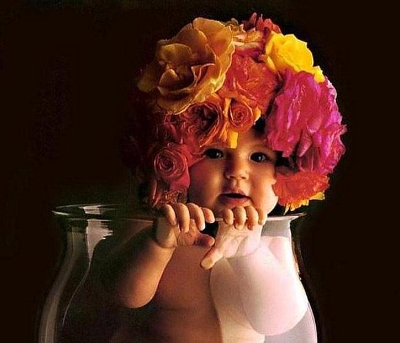 BEBE CON FLORES EN LA CABEZA...